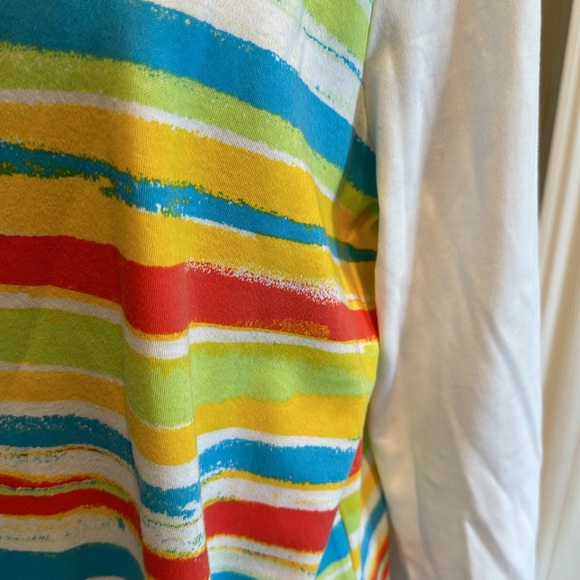 💋 Buy 2 for 15.00 Kim Roger rainbow like shirt, fish sparkly size medium 💛❤️🩵 - Picture 3 of 11